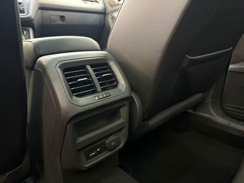 Used 2019 Volkswagen Tiguan SEL image 17