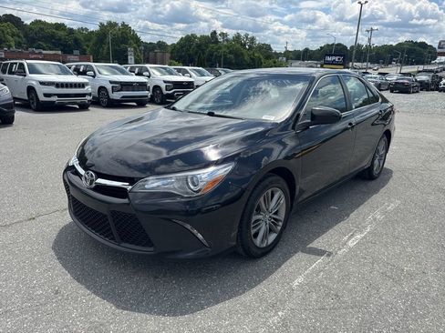 Used 2017 Toyota Camry SE FWD image 1