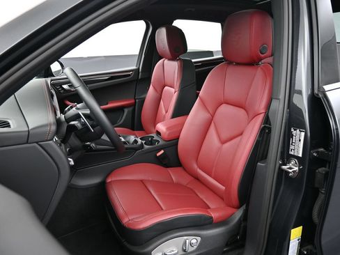 Certified 2026 Porsche Macan AWD/4WD image 5