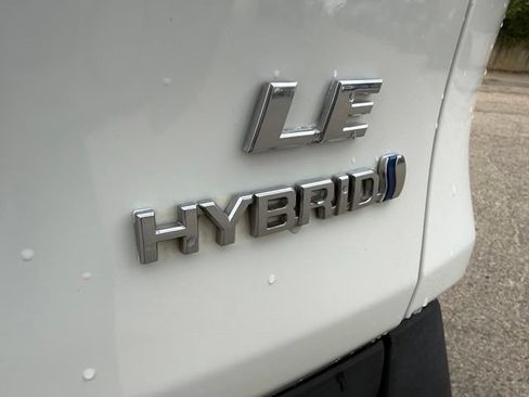 Used 2021 Toyota RAV4 LE AWD/4WD image 15