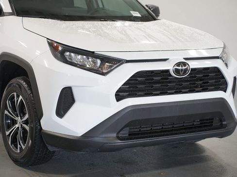 Used 2022 Toyota RAV4 LE image 4
