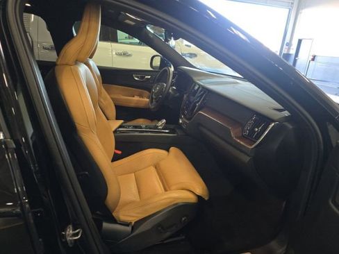 Used 2023 Volvo XC60 T8 Ultimate w/ Climate Package image 9