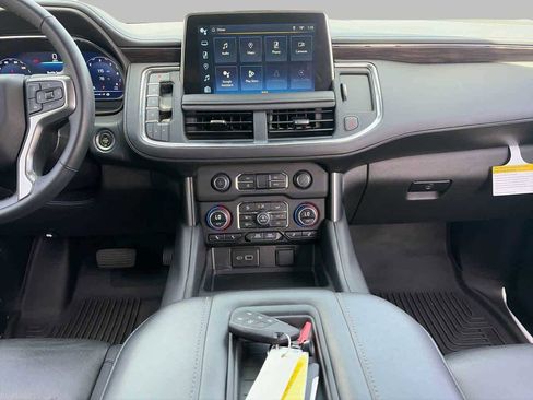 Used 2023 Chevrolet Suburban LT w/ Luxury Package RWD image 13