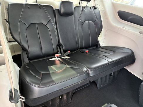 Used 2023 Chrysler Pacifica Touring-L image 14
