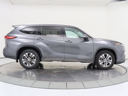 Used 2021 Toyota Highlander XLE AWD/4WD image 6