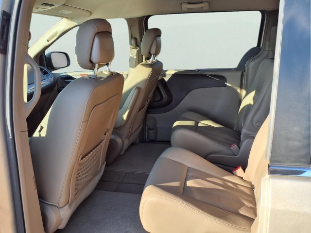 Used 2016 Chrysler Town & Country Touring FWD image 17