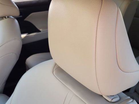 Certified 2025 Toyota Highlander XLE image 10