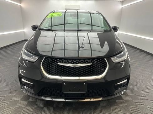 Used 2023 Chrysler Pacifica Touring-L FWD image 2