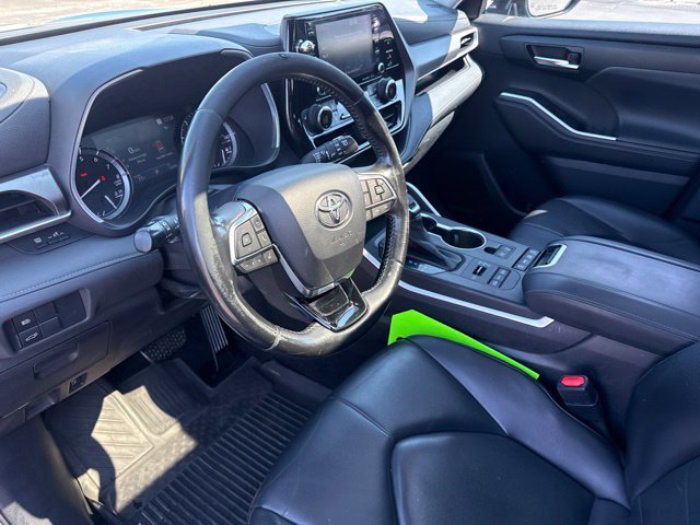 Used 2020 Toyota Highlander XLE AWD/4WD image 25