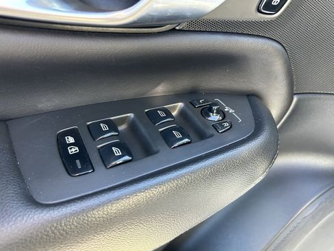 Used 2019 Volvo XC90 T5 Momentum w/ Multimedia Package image 9