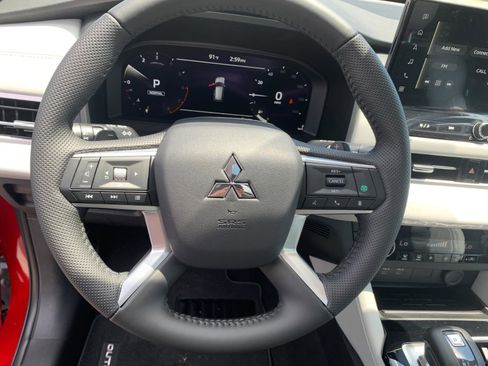New 2025 Mitsubishi Outlander SE image 12