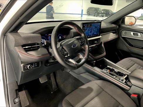 Used 2025 Ford Explorer ST-Line AWD/4WD image 4