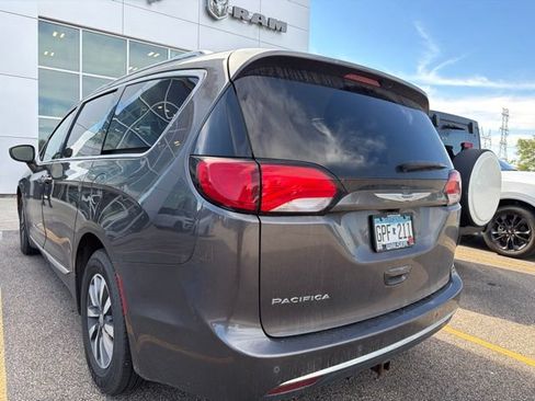 Used 2020 Chrysler Pacifica Touring-L Plus FWD image 4