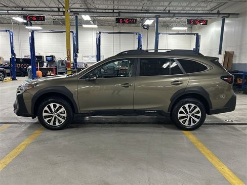 Certified 2025 Subaru Outback Premium image 5