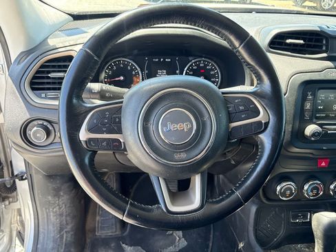 Used 2017 Jeep Renegade Latitude FWD image 23