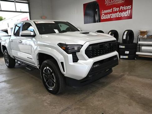 Used 2025 Toyota Tacoma TRD Sport AWD/4WD image 3