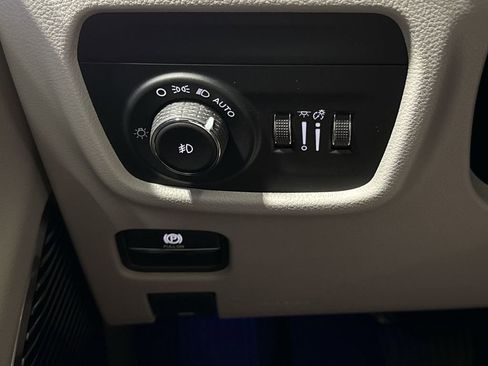Used 2022 Jeep Grand Cherokee L Overland w/ Luxury Tech Group IV AWD/4WD image 19