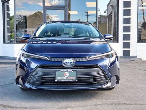 Used 2025 Toyota Corolla LE FWD image 3
