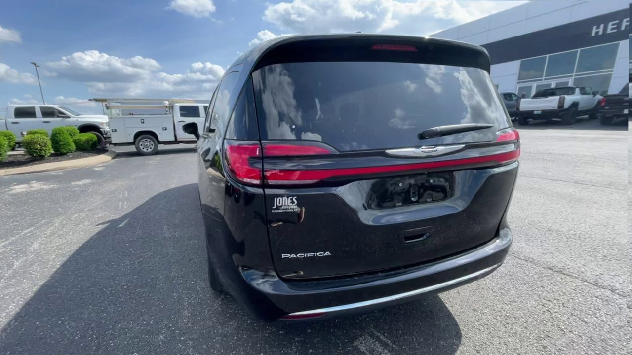 Used 2024 Chrysler Pacifica Touring-L FWD image 2