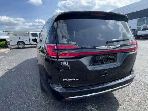 Used 2024 Chrysler Pacifica Touring-L FWD image 2