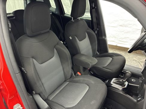 Used 2021 Jeep Renegade Latitude AWD/4WD image 13
