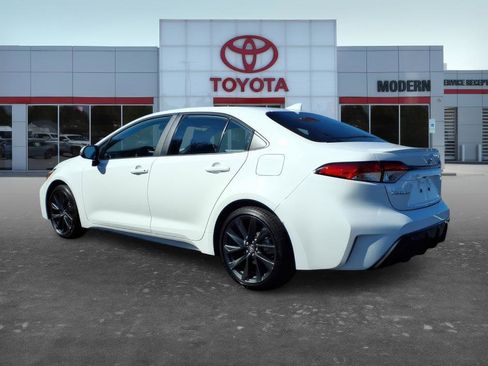Used 2026 Toyota Corolla SE FWD image 3