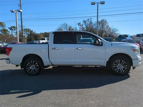 Used 2021 Nissan Titan SV w/ SV Convenience Package image 4
