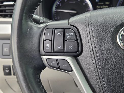 Used 2019 Toyota Highlander Limited FWD image 25