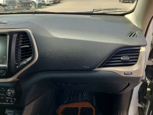 Used 2016 Jeep Cherokee Latitude w/ Cold Weather Group AWD/4WD image 16