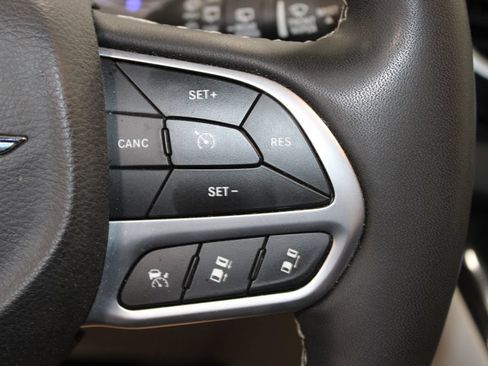 Used 2024 Chrysler Pacifica Touring-L FWD image 36