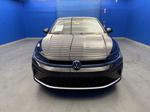 Used 2025 Volkswagen Jetta SE w/ Sunroof Package FWD image 3