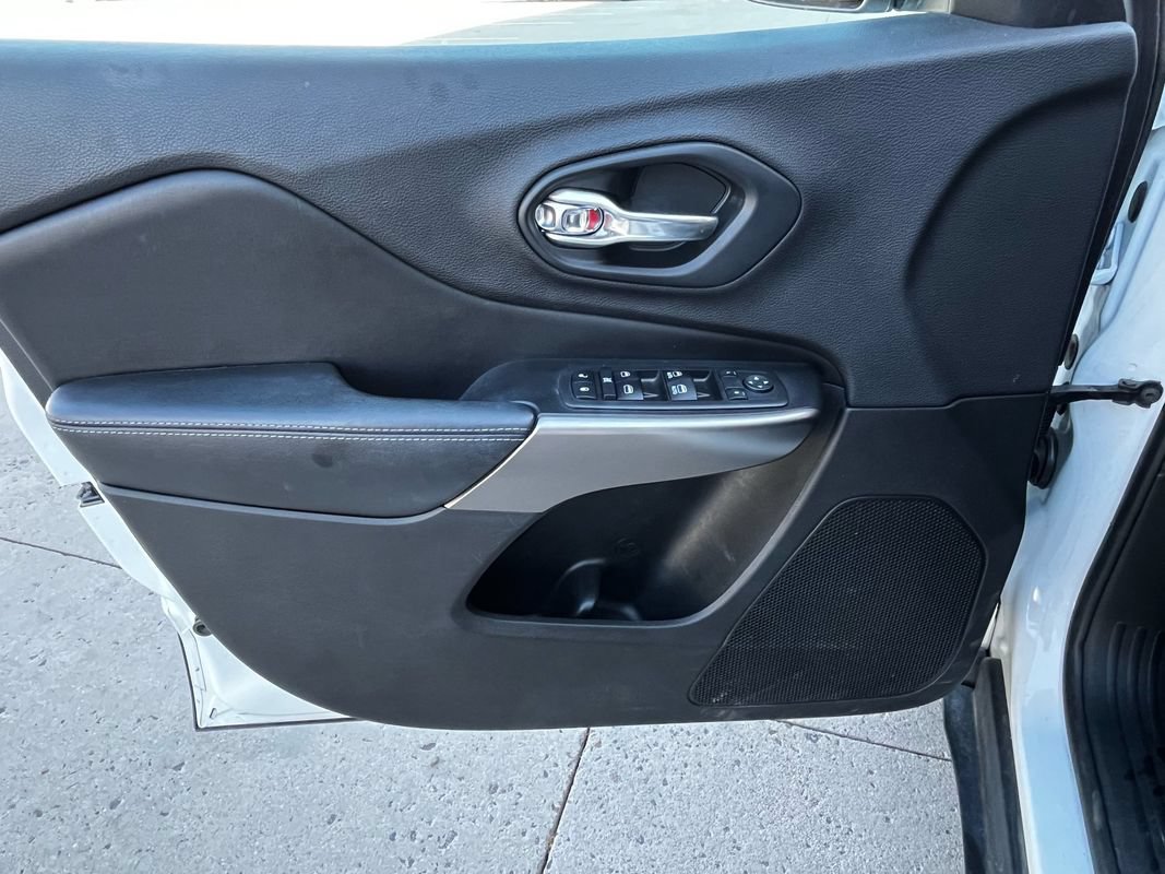 Used 2019 Jeep Cherokee Latitude Plus AWD/4WD image 7