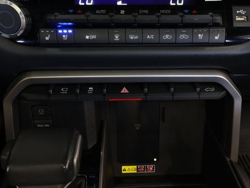 Used 2025 Toyota Tundra Limited AWD/4WD image 36