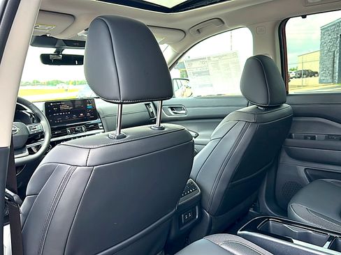 New 2026 Nissan Pathfinder SL w/ SL Premium Package FWD image 15