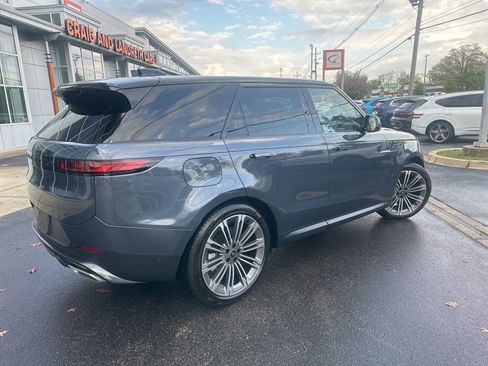 Used 2025 Land Rover Range Rover Sport SE image 2