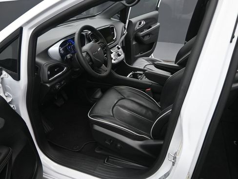 Used 2025 Chrysler Pacifica Limited image 9