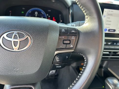 Used 2025 Toyota Camry SE image 19