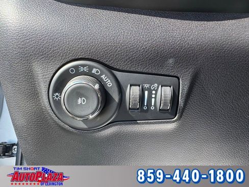 Used 2025 Jeep Compass Limited image 27