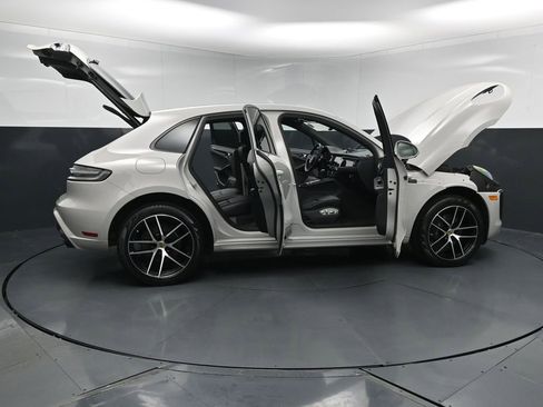 Certified 2025 Porsche Macan AWD/4WD image 35