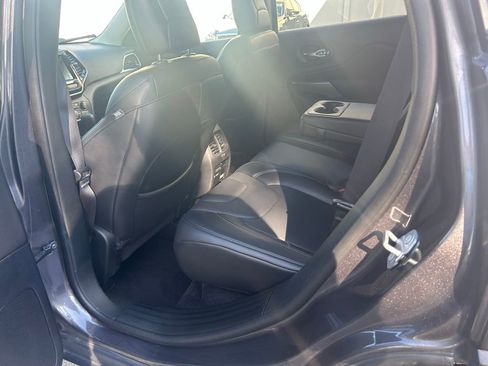 Used 2019 Jeep Cherokee Limited image 9