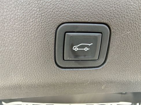 Used 2024 GMC Yukon Denali w/ Advanced Technology Package AWD/4WD image 19