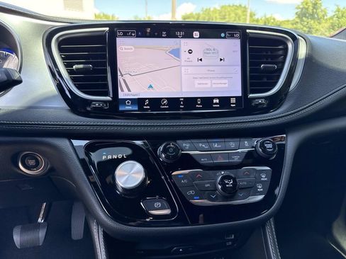 Used 2025 Chrysler Pacifica Limited w/ Uconnect Theater Family Group FWD image 25