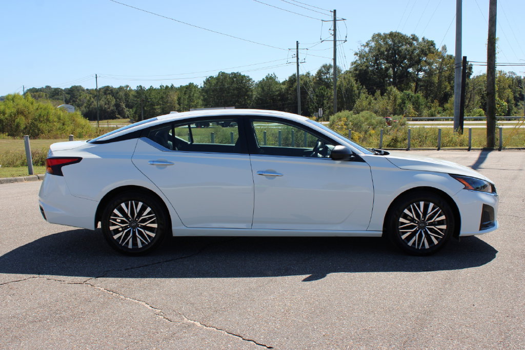 Used 2025 Nissan Altima 2.5 SV FWD image 4