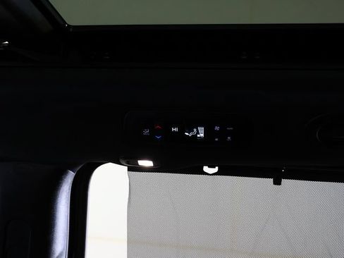Used 2025 Chrysler Pacifica Limited FWD image 16