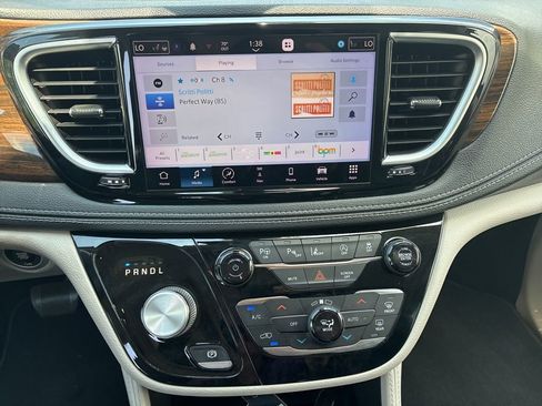 Used 2022 Chrysler Pacifica Limited FWD image 13