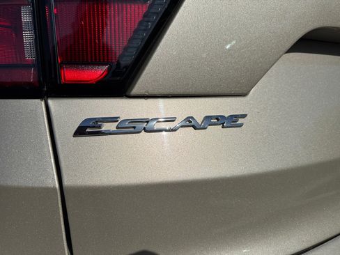 Used 2017 Ford Escape Titanium AWD/4WD image 23