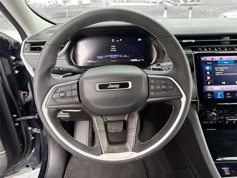 Used 2023 Jeep Grand Cherokee Limited image 12