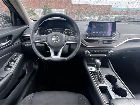 Used 2025 Nissan Altima 2.5 SV image 14
