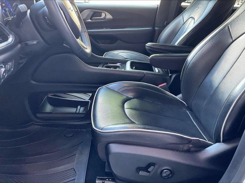 Used 2022 Chrysler Pacifica Limited w/ Uconnect Theater Family Group AWD/4WD image 16