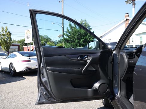 Used 2018 Nissan Rogue S AWD/4WD image 13